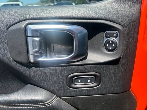 Used 2018 Jeep Wrangler Unlimited Sahara AWD/4WD image 15