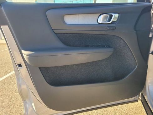 Used 2023 Volvo XC40 B5 Plus image 18