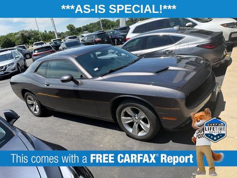Used 2015 Dodge Challenger SXT RWD image 3