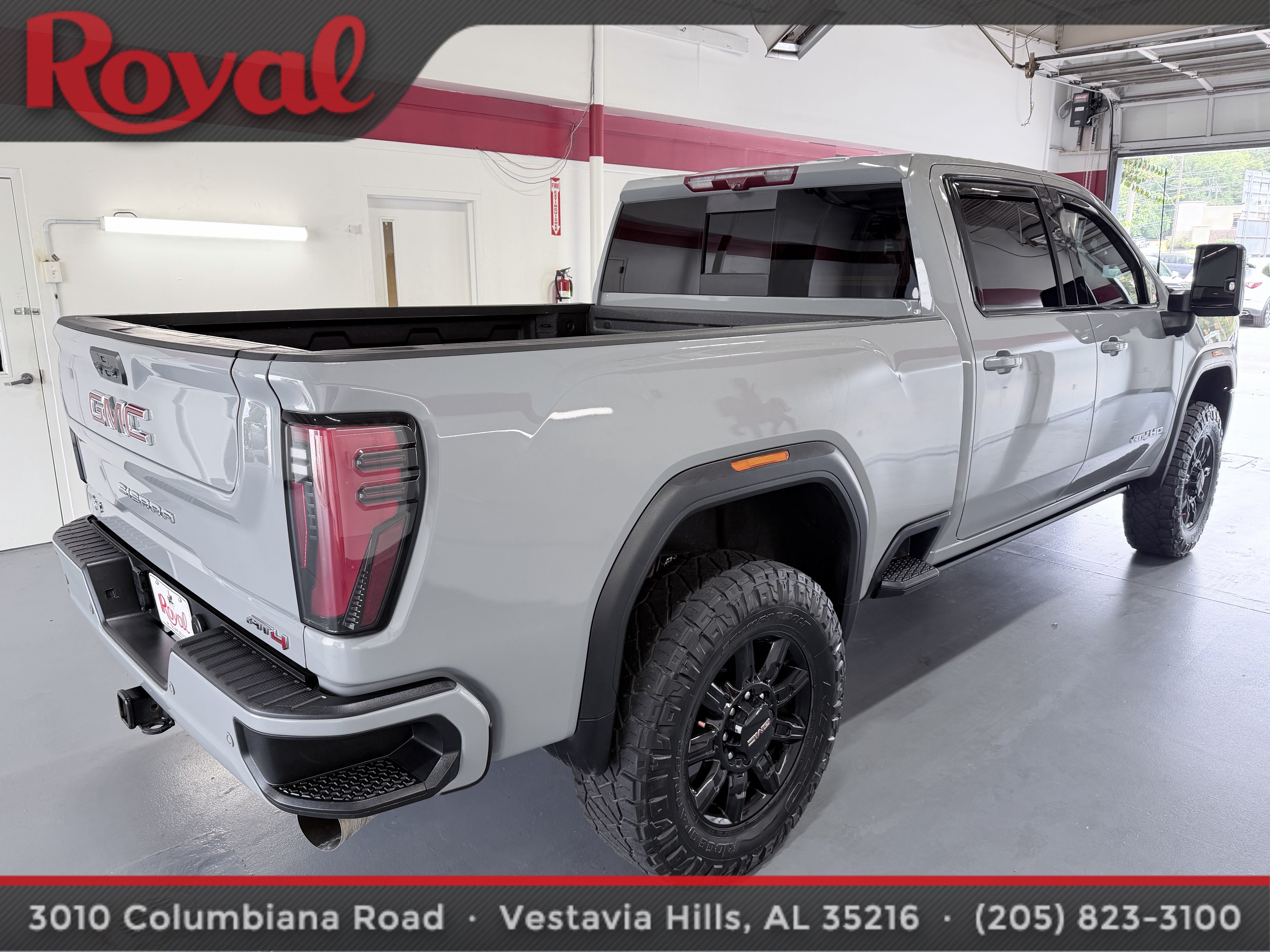 Used 2024 GMC Sierra 2500 AT4 w/ AT4 Premium Plus Package AWD/4WD image 4