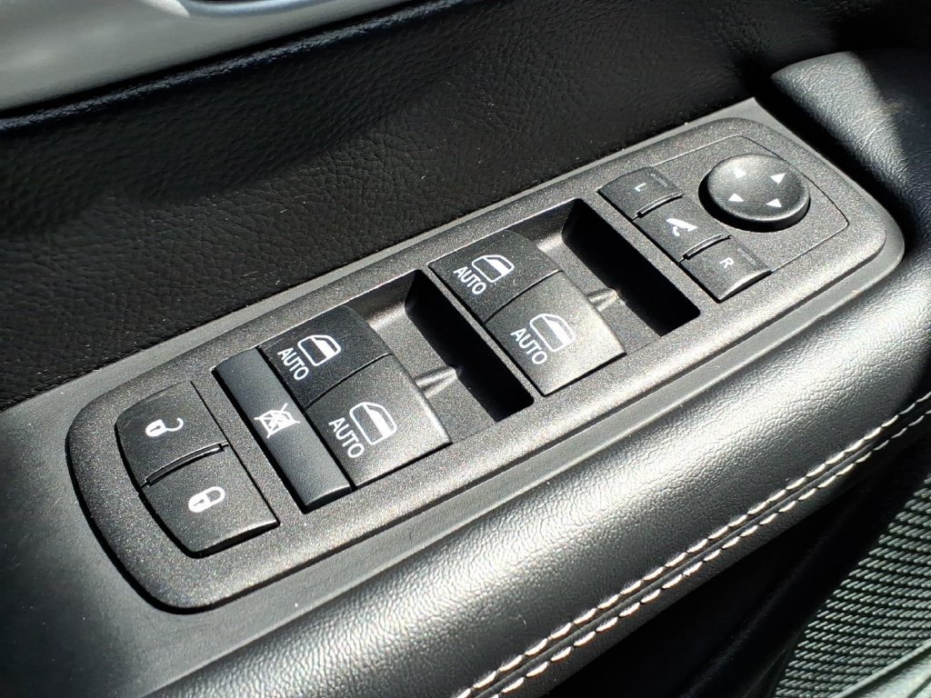 Used 2025 Chrysler Pacifica Limited FWD image 23