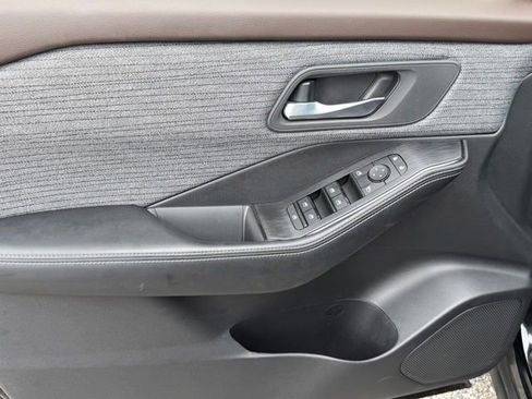 Used 2022 Nissan Rogue SV FWD image 11