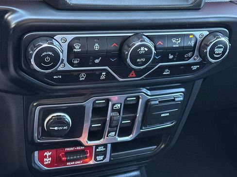 Used 2023 Jeep Gladiator Rubicon w/ Cold Weather Group AWD/4WD image 20