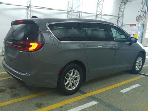 Used 2025 Chrysler Pacifica Select FWD image 4