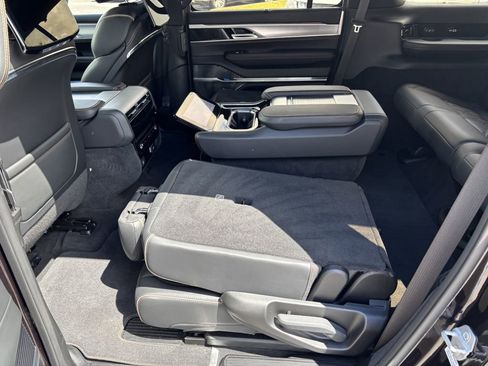 Used 2023 Jeep Grand Wagoneer Series III w/ Rear-Seat Entertainment Group AWD/4WD image 24