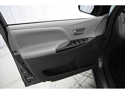 Used 2018 Toyota Sienna XLE image 29