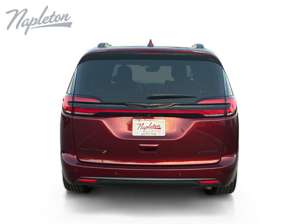 Used 2022 Chrysler Pacifica Limited w/ Uconnect Theater Family Group FWD image 4