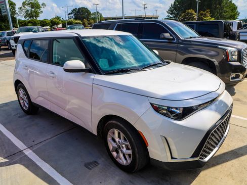 Used 2023 Kia Soul LX w/ LX Technology Package FWD image 2
