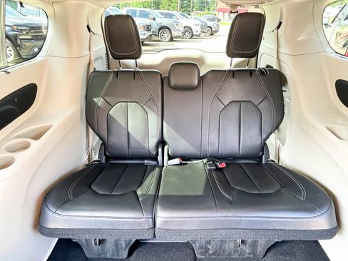 Used 2022 Chrysler Pacifica Touring-L FWD image 14