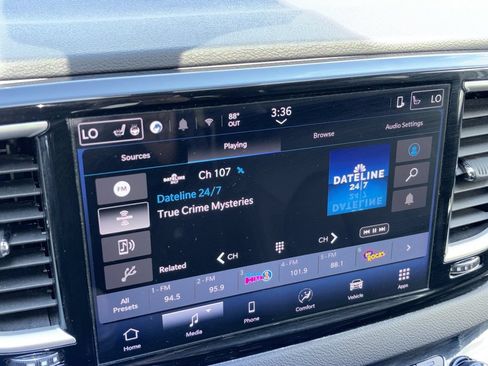 Used 2025 Chrysler Pacifica Select FWD image 3