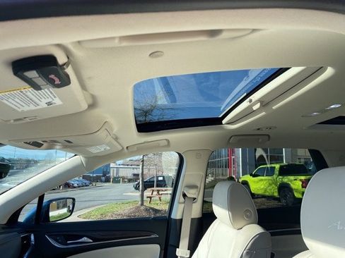 Used 2022 Buick Enclave Avenir image 9