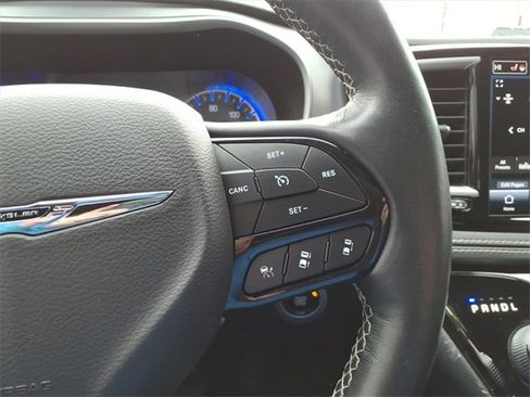 Certified 2021 Chrysler Pacifica Touring-L w/ Uconnect Theater Family Group image 19