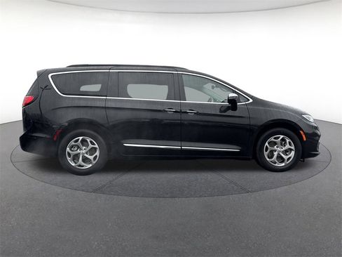 Used 2023 Chrysler Pacifica Limited image 6