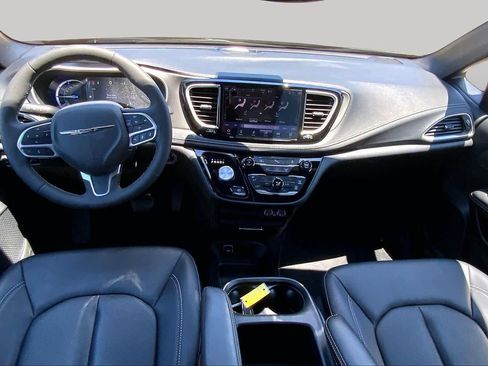 Used 2025 Chrysler Pacifica Select FWD image 16