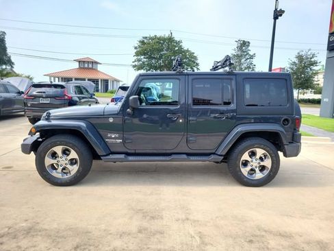 Used 2018 Jeep Wrangler Unlimited Sahara w/ Connectivity Group AWD/4WD image 2