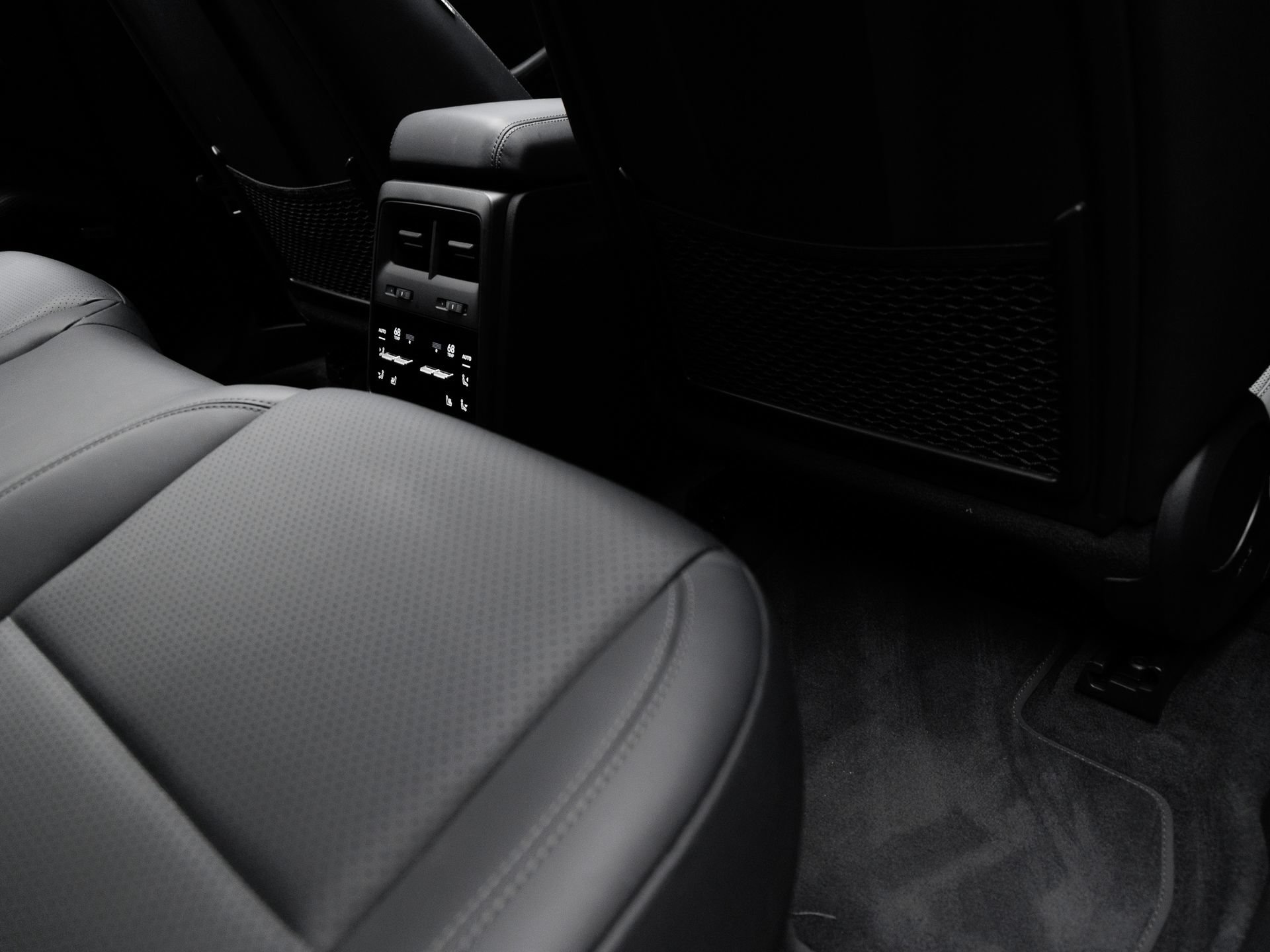 Certified 2025 Porsche Macan Electric RWD image 34