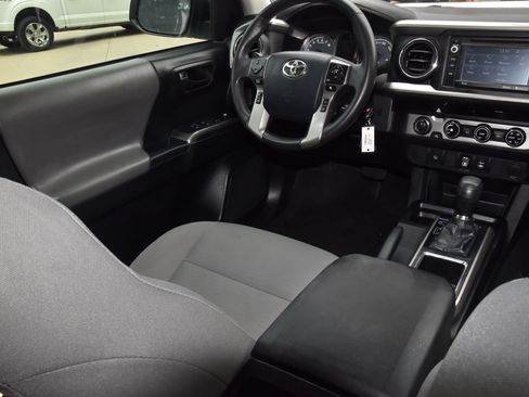 Used 2018 Toyota Tacoma SR5 AWD/4WD image 15