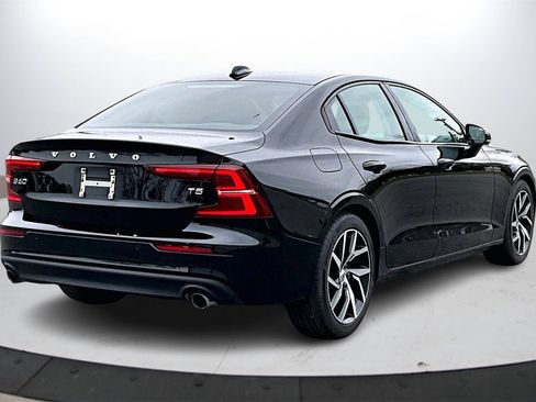 Used 2020 Volvo S60 T5 Momentum image 9