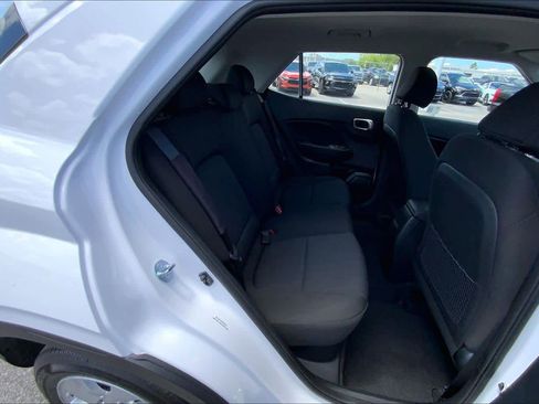 Used 2025 Hyundai Venue SE FWD image 18