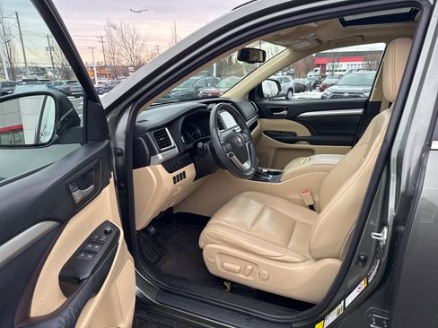 Used 2016 Toyota Highlander XLE image 9