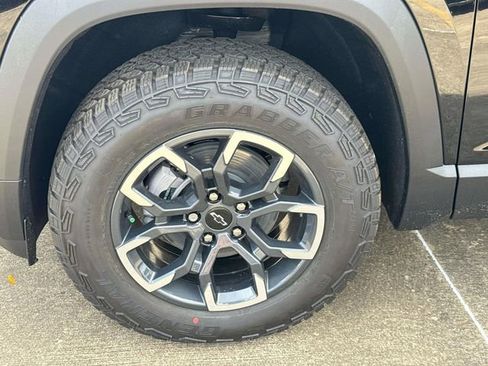 New 2026 Chevrolet Equinox ACTIV w/ Convenience Package III FWD image 4