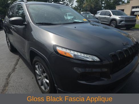 Used 2018 Jeep Cherokee Latitude w/ Altitude Package FWD image 8