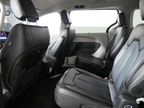 Used 2024 Chrysler Pacifica Touring-L FWD image 32