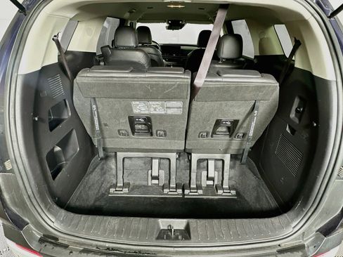 Used 2025 Kia Carnival FWD image 29
