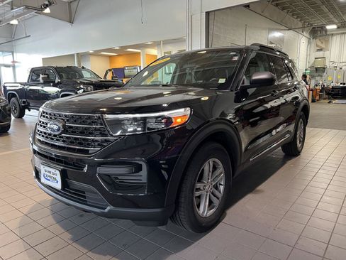 Used 2024 Ford Explorer XLT AWD/4WD image 4