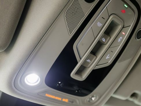 Used 2022 Audi Q8 Premium image 21