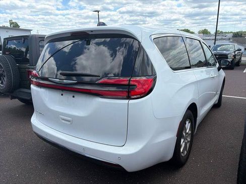 Certified 2024 Chrysler Pacifica Touring-L FWD image 12