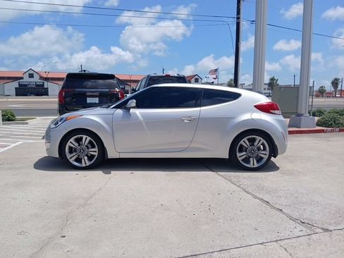 Used 2016 Hyundai Veloster w/ Option Group 03 FWD image 6