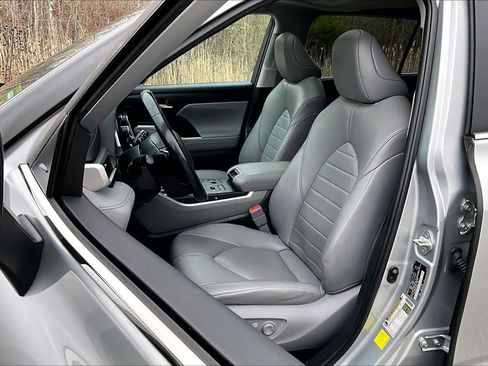 Used 2023 Toyota Highlander XLE AWD/4WD image 9