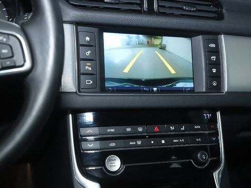 Used 2018 Jaguar XF Premium image 24