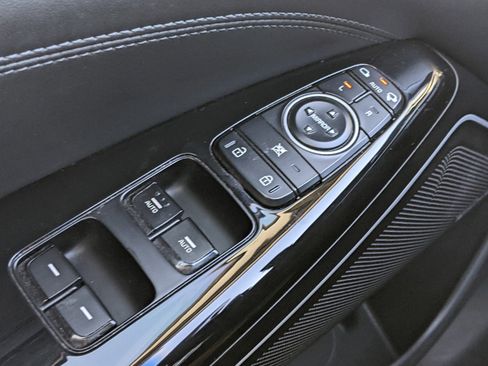 Certified 2019 Kia Cadenza Limited image 18