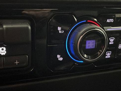 Used 2022 Chevrolet Silverado 1500 LT AWD/4WD image 27