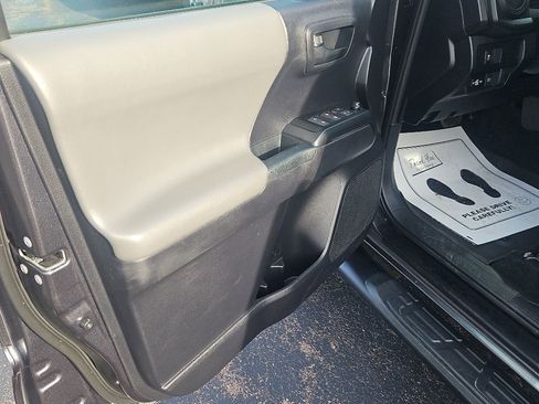Used 2020 Toyota Tacoma SR AWD/4WD image 9