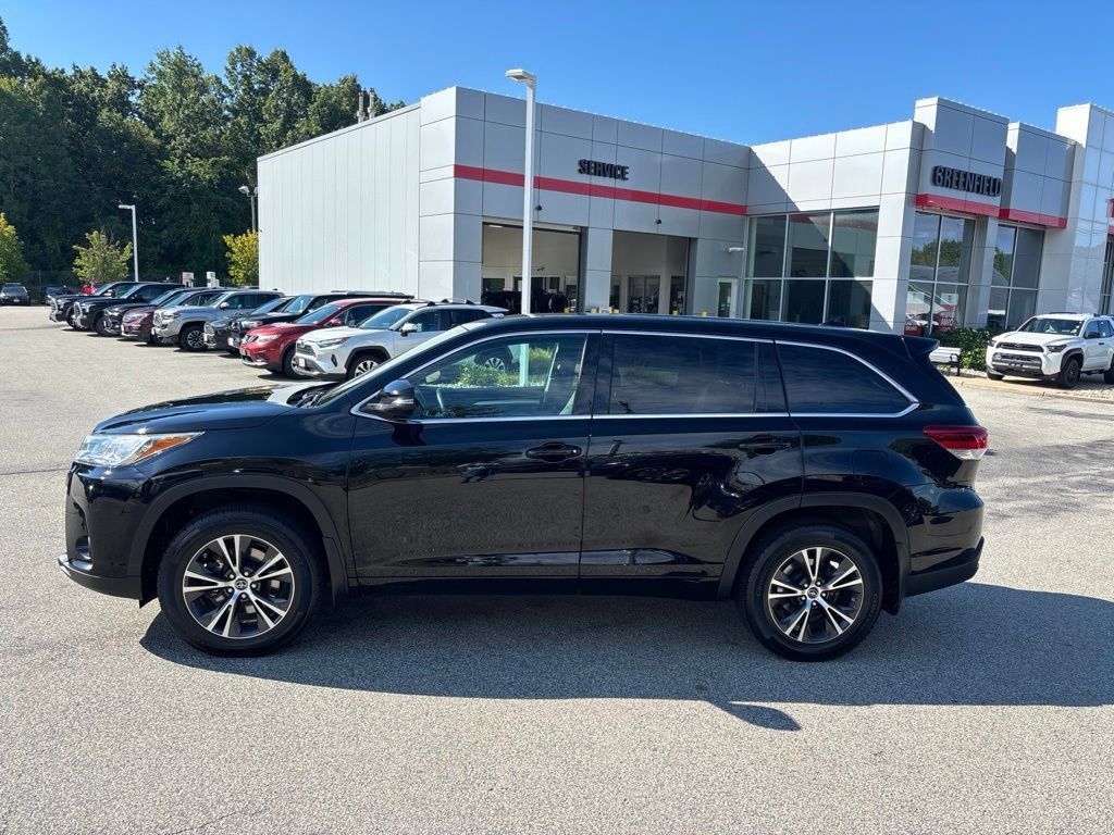 Used 2018 Toyota Highlander Plus AWD/4WD image 4