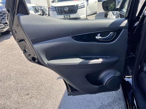 Used 2022 Nissan Rogue Sport SV w/ Technology Package image 11