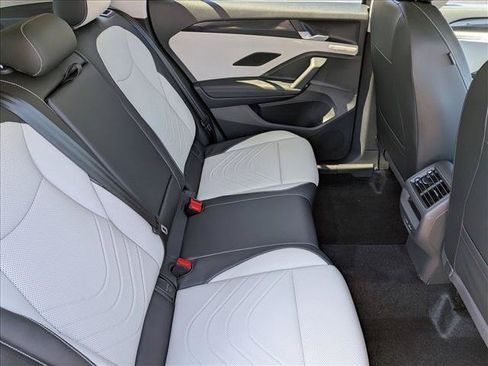 Used 2025 Volkswagen Tiguan SE AWD/4WD image 18