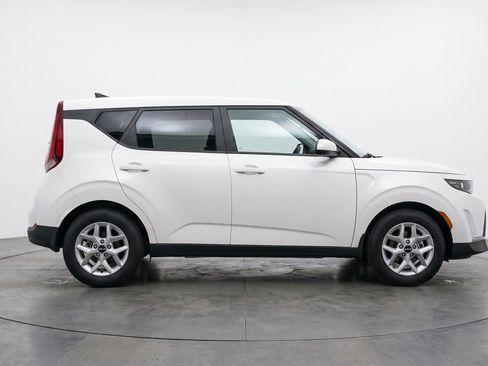 Used 2025 Kia Soul LX w/ LX Technology Package FWD image 11