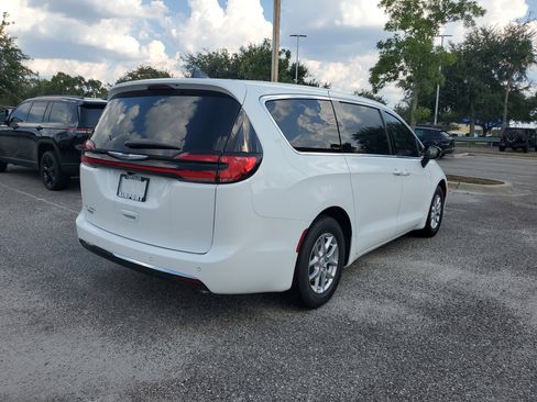 New 2026 Chrysler Pacifica Select image 4