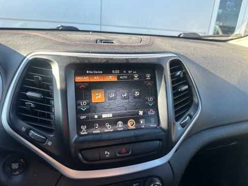 Used 2018 Jeep Cherokee Trailhawk AWD/4WD image 4