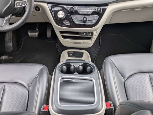 Used 2023 Chrysler Pacifica Touring-L FWD image 19