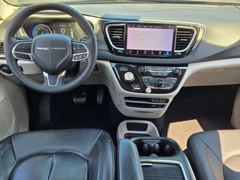 Used 2022 Chrysler Pacifica Touring-L FWD image 17