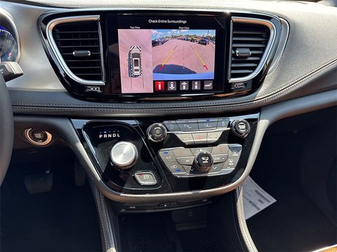 New 2026 Chrysler Pacifica Pinnacle image 8