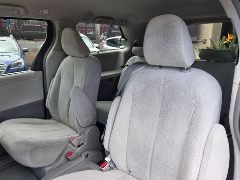 Used 2012 Toyota Sienna LE w/ Preferred Pkg FWD image 26