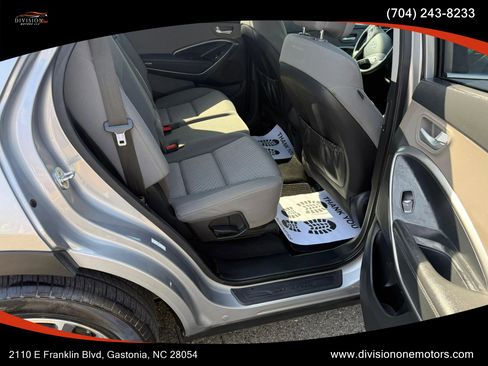 Used 2017 Hyundai Santa Fe SE image 15