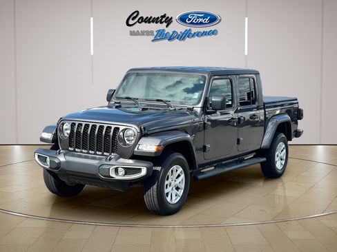 Used 2023 Jeep Gladiator Sport AWD/4WD image 2