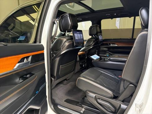 Used 2022 Jeep Grand Wagoneer Series III w/ Rear Seat Video Group 1 image 25